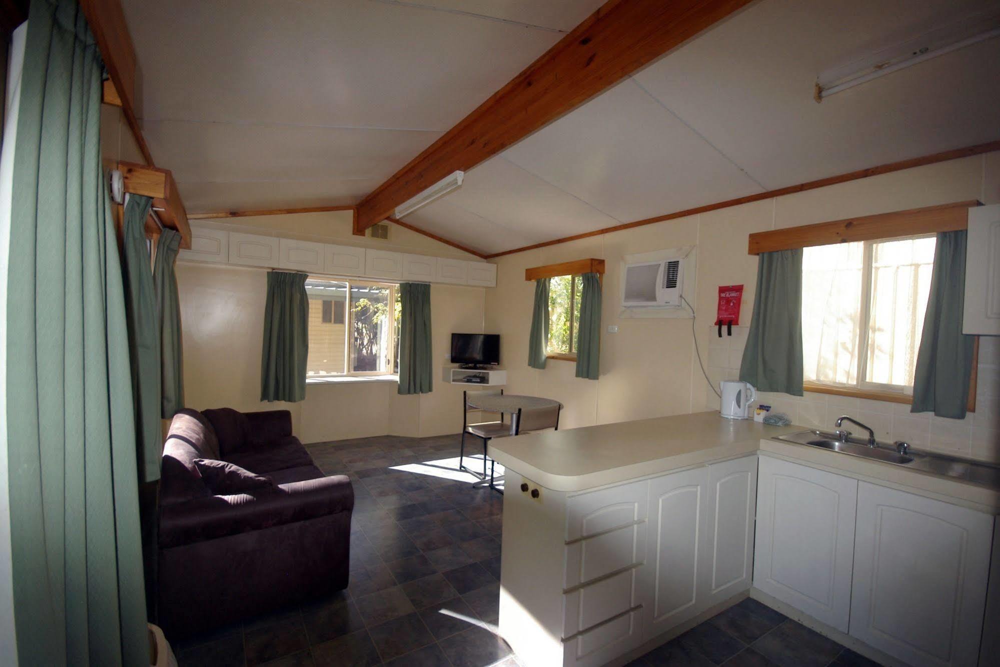 Acclaim Kingsway Tourist Park Hotel Madeley ภายนอก รูปภาพ