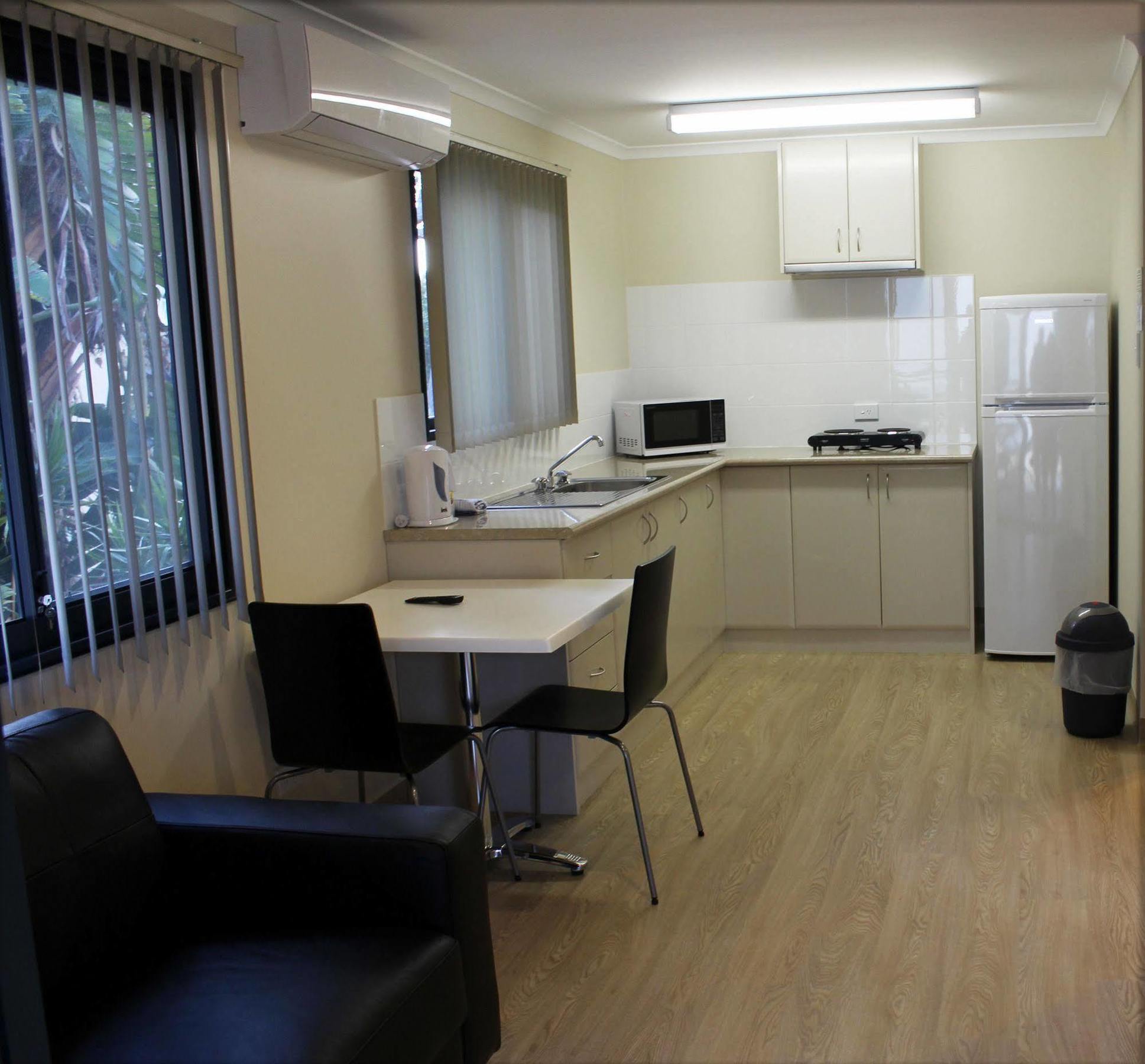 Acclaim Kingsway Tourist Park Hotel Madeley ภายนอก รูปภาพ